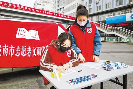 這個(gè)春天，那一抹鮮亮的“志愿紅”　——隴原志愿者戰(zhàn)“疫”記