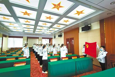 一次難得的黨課——甘肅第二、第三批援鄂醫(yī)療隊預(yù)備黨員宣誓儀式側(cè)記