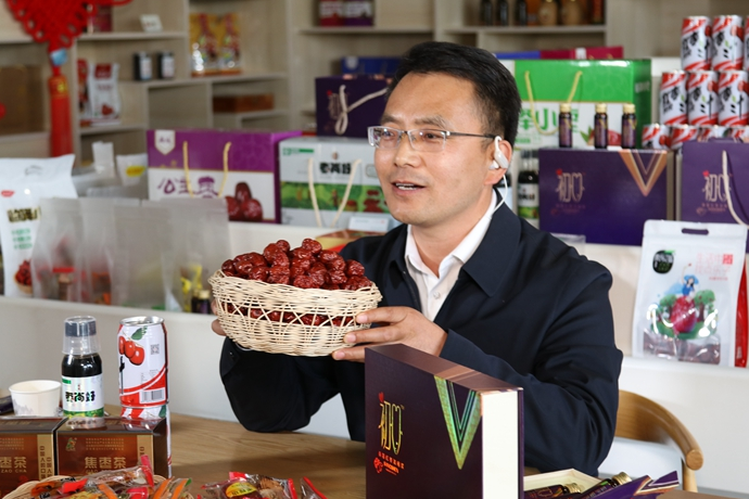 “縣長直播天團(tuán)”唱響“甘貨春之聲”，售出近30種甘貨1萬余件 開進(jìn)直播間的網(wǎng)絡(luò)扶貧博覽會(huì)，受百萬網(wǎng)友點(diǎn)贊 