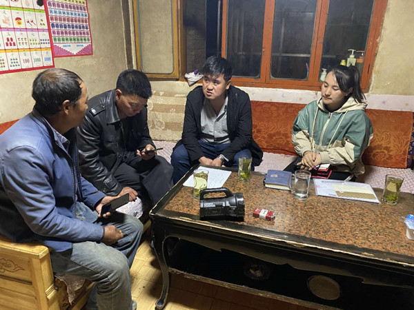 圖為木耳鎮(zhèn)紀(jì)檢干事盧建民（左三）連夜在多壩村多壩組奚連德家中了解受災(zāi)情況，排查安全隱患，并宣傳發(fā)生次生災(zāi)害的相關(guān)知識。_副本.jpg