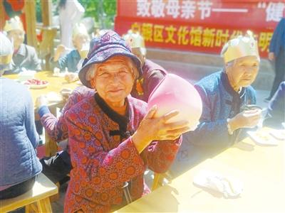 母親節(jié)，白銀“花村”擺了一場“敬老宴”
