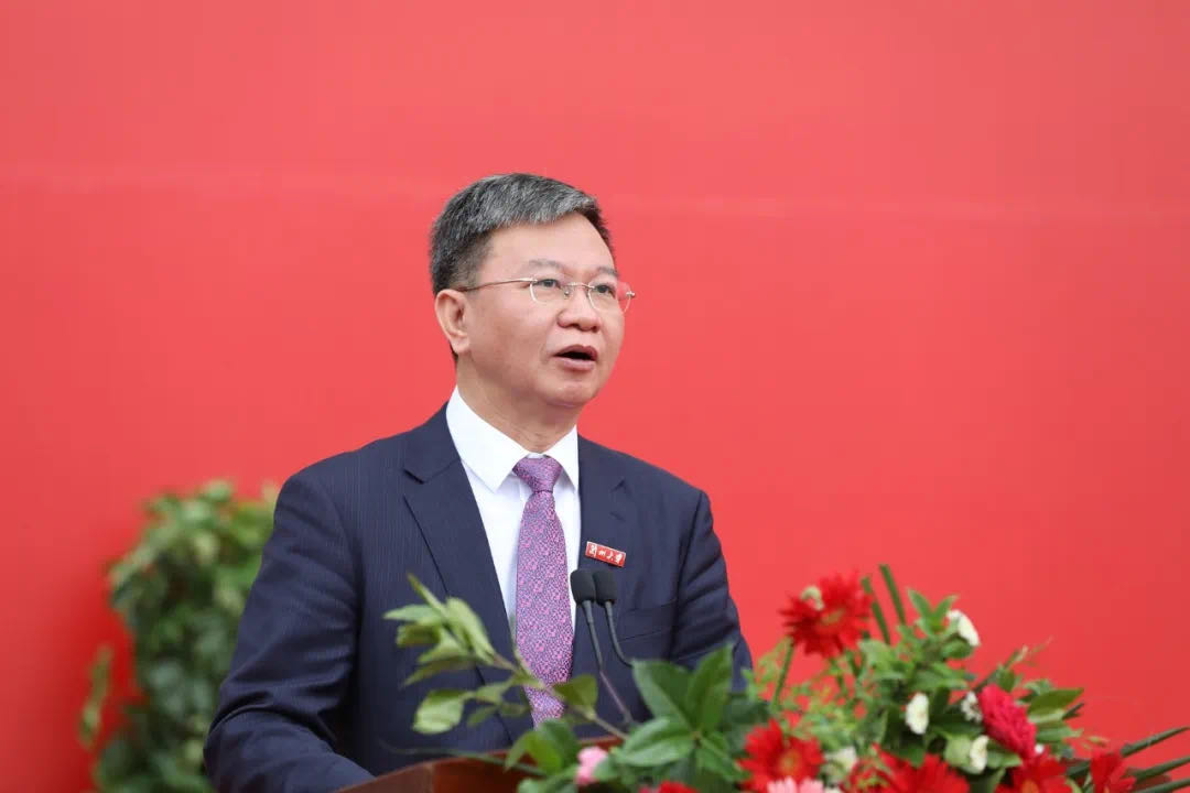 蘭州大學(xué)校長嚴(yán)純?nèi)A寄語2020屆本科畢業(yè)生：做敢擔(dān)當(dāng)、能擔(dān)當(dāng)、有擔(dān)當(dāng)?shù)娜?>
        </a><em>蘭州大學(xué)校長嚴(yán)純?nèi)A寄語2020屆本科畢業(yè)生：做敢擔(dān)當(dāng)、能擔(dān)當(dāng)、有擔(dān)當(dāng)?shù)娜?/em></li>
    <li><a  target=