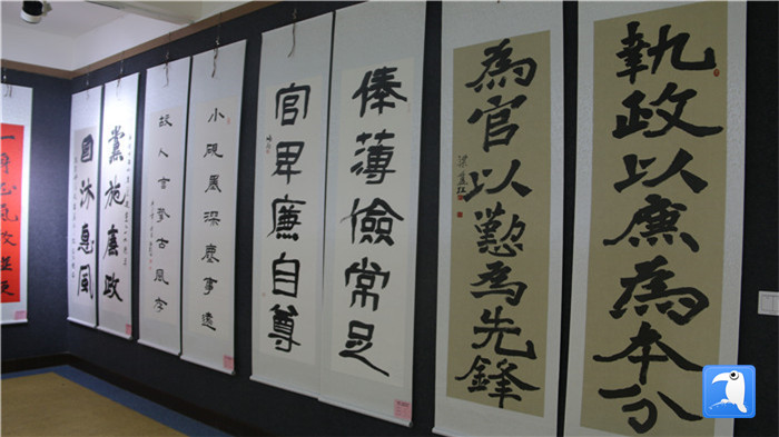 7月1日上午，定西市通渭縣紀(jì)委監(jiān)委舉辦“襄郡清風(fēng)·喜迎建黨99周年”廉政文化書畫展，共同為黨的生日獻(xiàn)禮。_副本.jpg