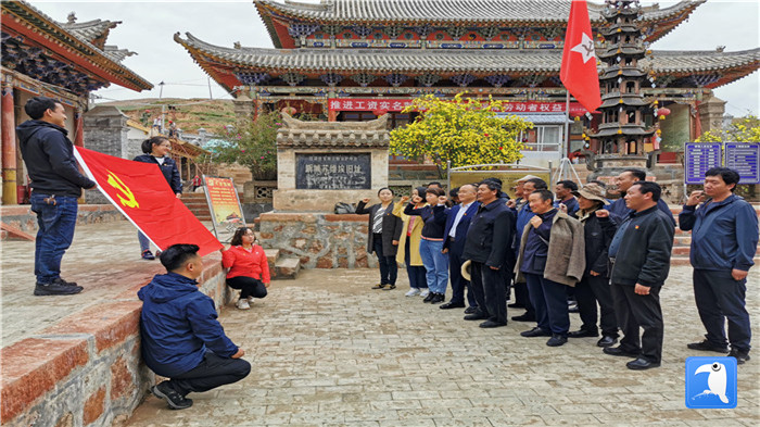 “七一”前夕，甘南州紀(jì)委監(jiān)委機(jī)關(guān)第二黨支部組織支部黨員和幫扶村黨員赴臨潭縣新城鎮(zhèn)蘇維埃舊址紅色教育基地參觀學(xué)習(xí)活動(dòng)。_副本.jpg