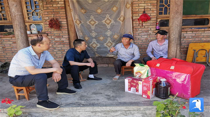 在建黨99周年來臨之際，隴南市禮縣紀(jì)委監(jiān)委在中壩鎮(zhèn)、三峪鄉(xiāng)開展“七一”慰問老黨員、困難黨員活動(dòng)，為他們送去組織的關(guān)懷和節(jié)日的問候。_副本.jpg