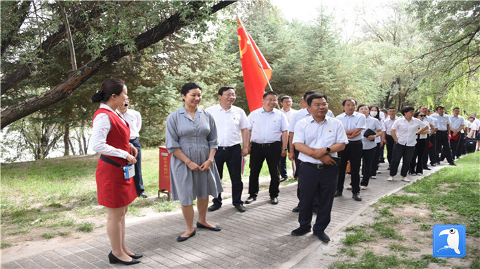 7月1日，嘉峪關(guān)市紀(jì)委監(jiān)委機(jī)關(guān)黨委在迎賓湖絲路廉潔文化主題公園舉行慶祝黨建99周年迎“七一”主題黨日活動(dòng)。_副本.jpg