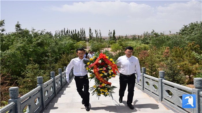 七一”前夕，白銀市紀(jì)委監(jiān)委機(jī)關(guān)黨委組織黨員來到紅軍西路軍景泰烈士陵園開展主題黨日活動(dòng)。 朱鵬拍攝_副本.jpg