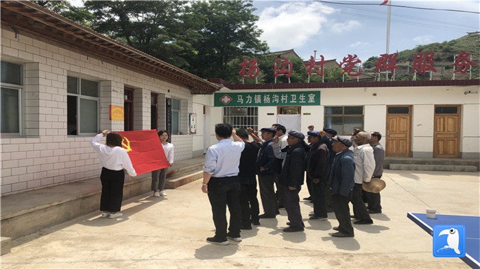 6月29日，天水市武山縣紀(jì)委監(jiān)委組織黨員干部在馬力鎮(zhèn)楊溝村重溫入黨誓詞。_副本.jpg