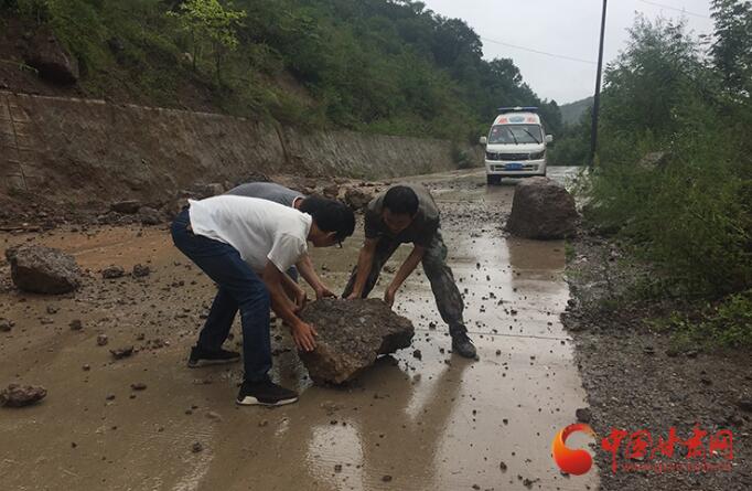 康縣長壩鎮(zhèn)：鏟車、120合力“逆行”救援群眾  