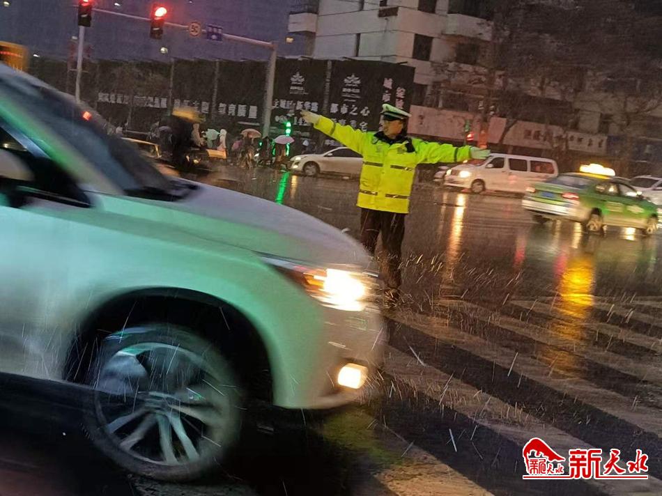 風(fēng)雪襲來(lái)，天水最美“警色”在路上！