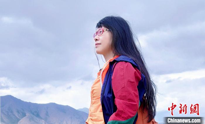 圖為胡美英在祁連山采風(fēng)。受訪人供圖