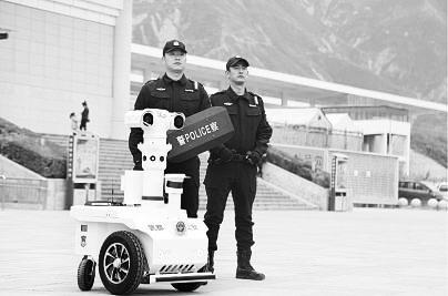 新奇！5G巡邏機器人亮相隴南武都街頭