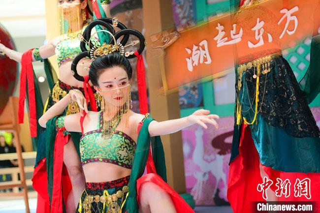 圖為今年9月5日，在重慶亮相的敦煌博物館“潮起東方”主題活動(dòng)現(xiàn)場(chǎng)。敦煌博物館供圖