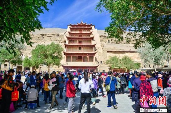 中國農歷四月初八，敦煌民眾傳承歷史習俗，前往莫高窟燒香禮佛、祈福。(資料圖) 王斌銀 攝