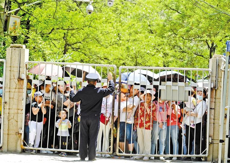 人流如潮 入園游客突破5萬 五泉山公園、蘭州市動物園昨日臨時閉園