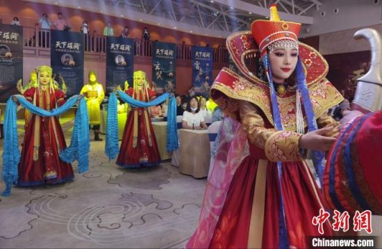 圖為中國(guó)首部邊塞史詩劇《天下雄關(guān)》首演發(fā)布會(huì)現(xiàn)場(chǎng)?！〈蘖?攝