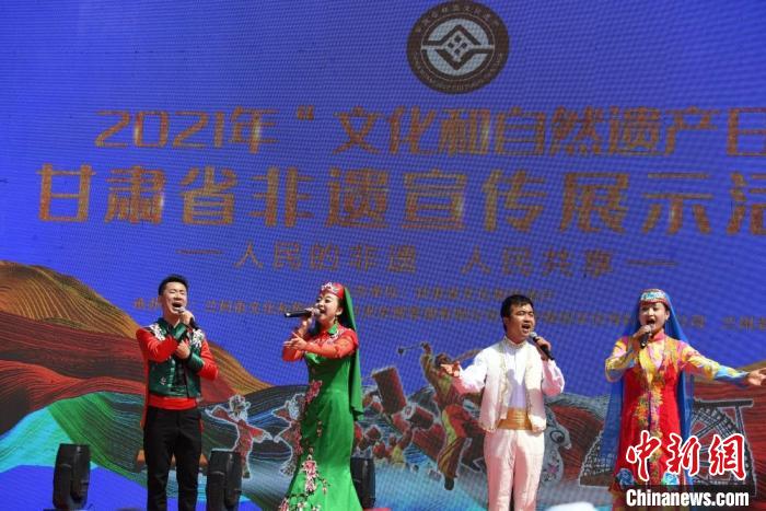圖為甘肅臨夏回族自治州非遺傳承人演唱花兒?！钇G敏 攝