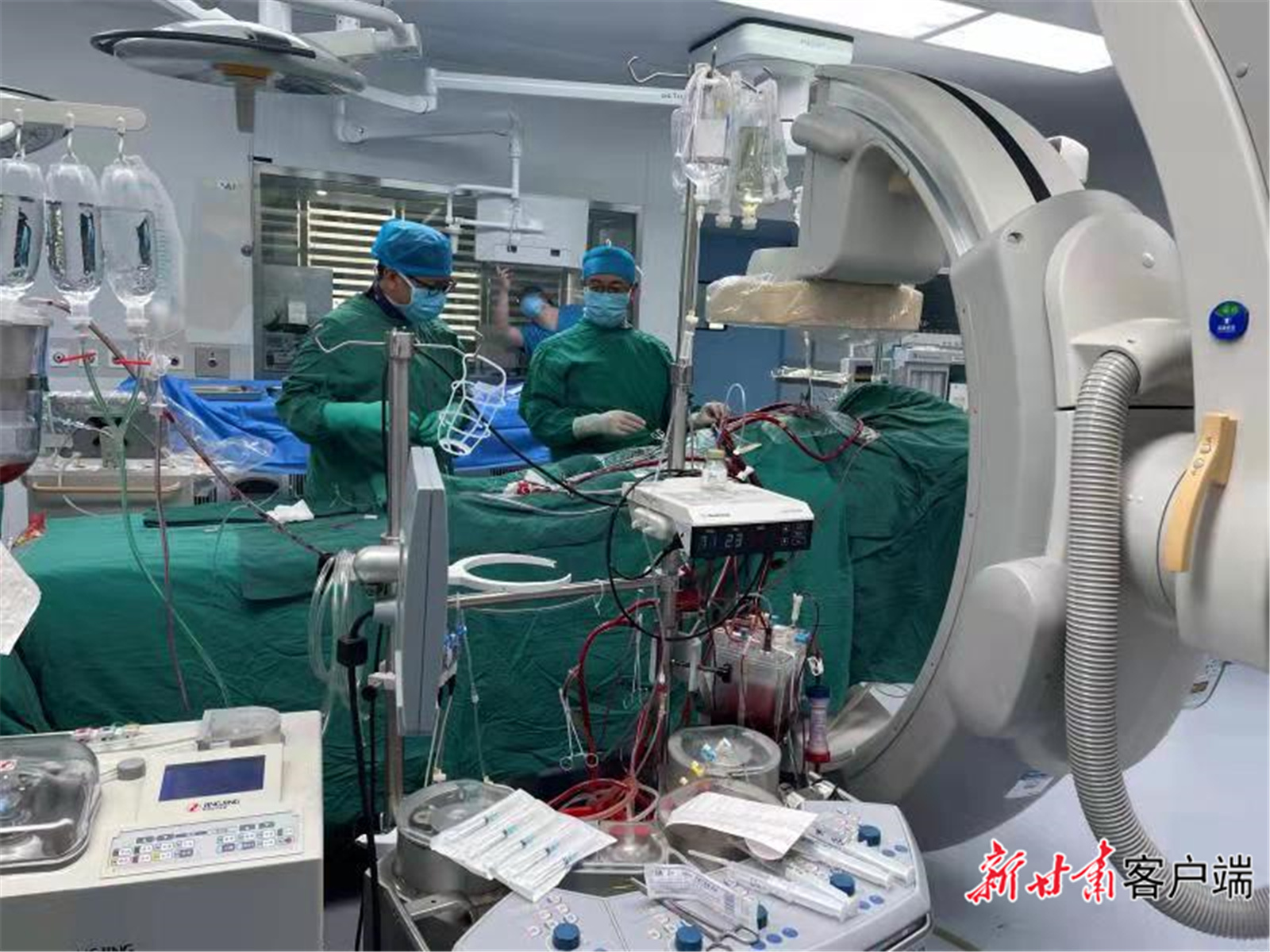 填補省內(nèi)空白，蘭大一院連續(xù)完成“一站式”雜交手術(shù)