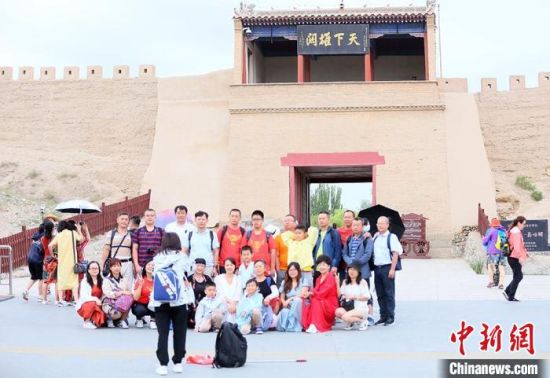 歷經(jīng)數(shù)十載保護修繕的古老關(guān)城得以延年益壽，成為了海內(nèi)外游客“絲路游”的必經(jīng)打卡地。　高展 攝