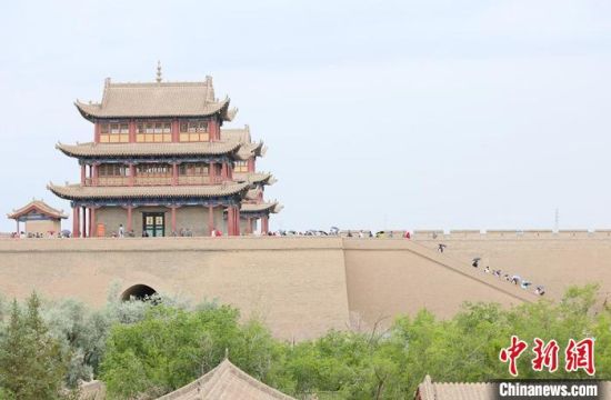 歷經(jīng)數(shù)十載保護(hù)修繕的古老關(guān)城得以延年益壽，成為了海內(nèi)外游客“絲路游”的必經(jīng)打卡地?！「哒?攝