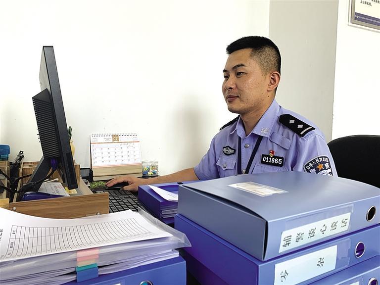 “身為黨員，就應(yīng)該第一個(gè)往前沖”