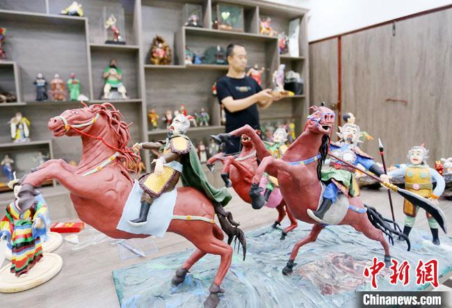 安秋平是成州面塑第五代傳承人，也是當(dāng)?shù)匚ㄒ粓?jiān)守面塑制作的人?！「哒?攝