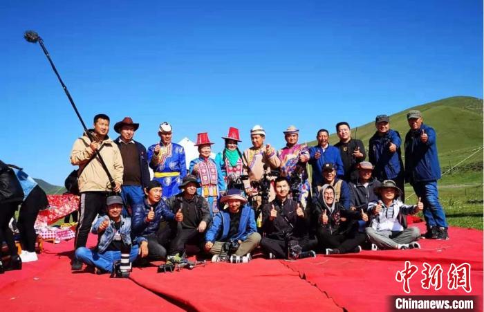 圖為張輝剛(右三)及團(tuán)隊在甘肅張掖市肅南縣拍攝裕固族題材紀(jì)錄片《西茂的婚禮》。(資料圖) 張輝剛供圖