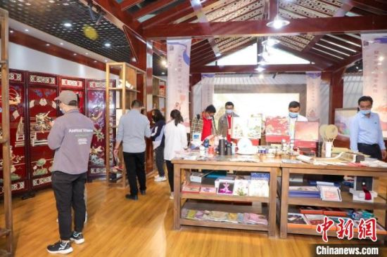 圖為甘肅“一會(huì)一節(jié)”期間，位于敦煌的天水市展館中，民眾觀賞文創(chuàng)產(chǎn)品。　甘肅省文化和旅游廳供圖