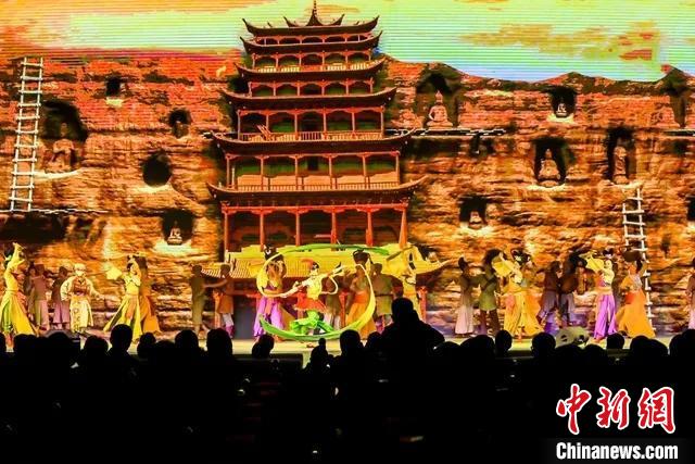 開幕式文藝展示“相約敦煌”，通過數(shù)字技術(shù)將莫高窟“搬到”演出現(xiàn)場?！「拭C省文化和旅游廳供圖