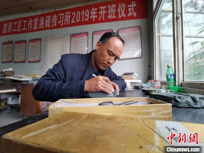 甘肅卓尼洮硯融合文化提升內(nèi)涵：不只一硯一銘，還要一盒一拓