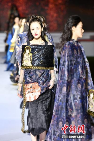 圖為敦煌服裝秀展示。 殷春永 攝