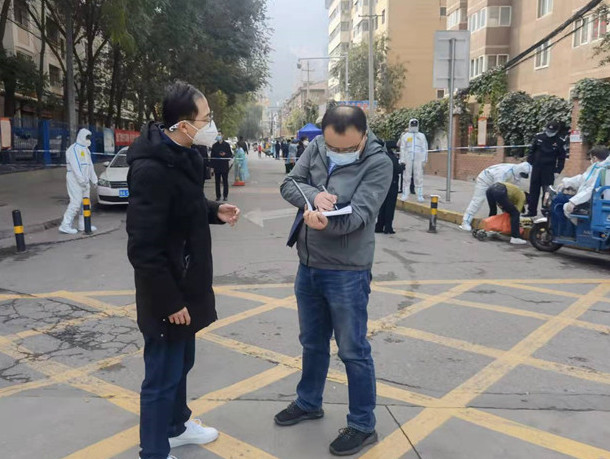 蘭州市紀(jì)委監(jiān)委干部下沉一線詳細詢問疫情防控情況。.jpg