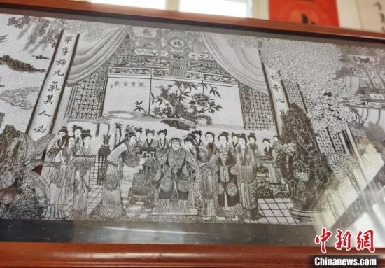 圖為陶世清的影雕作品。　楊娜 攝