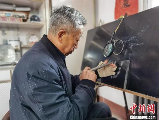 圖為陶世清在創(chuàng)作中?！钅?攝