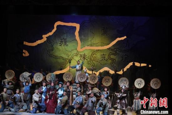 作為隴劇“梅花”，雷通霞在《大禹治水》中甘當“綠葉”，該劇推出后，反響十分熱烈。(資料圖) 楊艷敏 攝