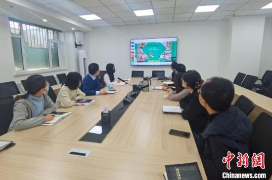 圖為甘肅教育出版社《寫給青少年的敦煌故事》叢書項(xiàng)目組，探討圖書封面設(shè)計(jì)?！￠Z姣 攝