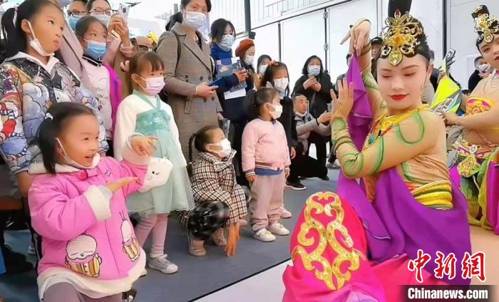 圖為敦煌舞者在湖北武漢文旅博覽會展區(qū)，教當(dāng)?shù)匦∨笥讯鼗臀栉枳恕?資料圖) 甘肅省文化和旅游廳供圖
