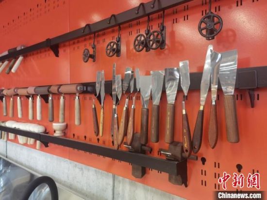 圖為徐晉林制作雕版敦煌壁畫所用工具。　閆姣 攝