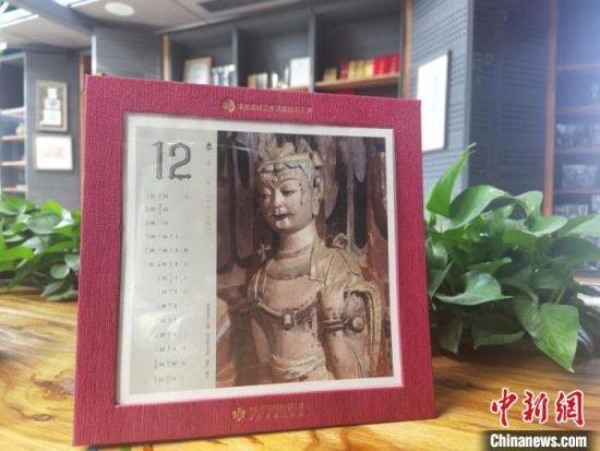 圖為徐晉林制作的敦煌題材的手工書《走進(jìn)沙漠敦煌——莫高窟與藏書票藝術(shù)》，深受讀者喜愛?！￠Z姣 攝