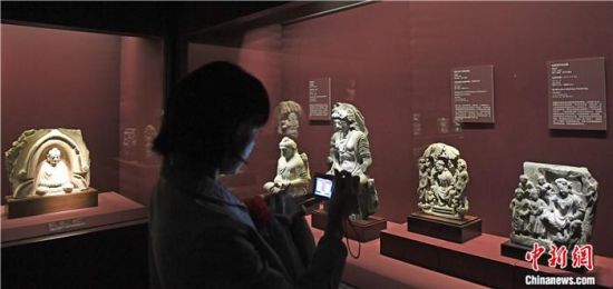 2018年8月，《平山郁夫的絲路世界——平山郁夫絲綢之路美術(shù)館文物展》在甘肅敦煌莫高窟開(kāi)展。中新社記者 楊艷敏 攝