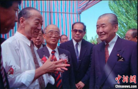 1994年8月，時(shí)任日本首相竹下登(右一)與時(shí)任敦煌研究院院長(zhǎng)段文杰在莫高窟親切交談。中新社發(fā) 婁婕 供圖
