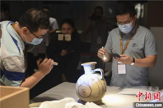 2020年6月，在長(zhǎng)沙博物館舉行“從地中海到中國(guó)：絲路寶藏——平山郁夫絲綢之路美術(shù)館藏文物展”前，專(zhuān)家開(kāi)箱鑒定文物。中新社記者 楊華峰 攝