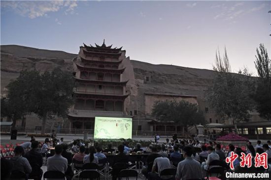 2018年8月，在敦煌莫高窟標(biāo)志性建筑“九層樓”前，《回顧平山郁夫先生的貢獻(xiàn)》座談會(huì)舉行。來(lái)自中日兩國(guó)的專(zhuān)家、學(xué)者共同懷念這位情系敦煌數(shù)十載的繪畫(huà)巨匠、中日友好的文化使者、世界文化遺產(chǎn)的守護(hù)者。中新社記者 楊艷敏 攝