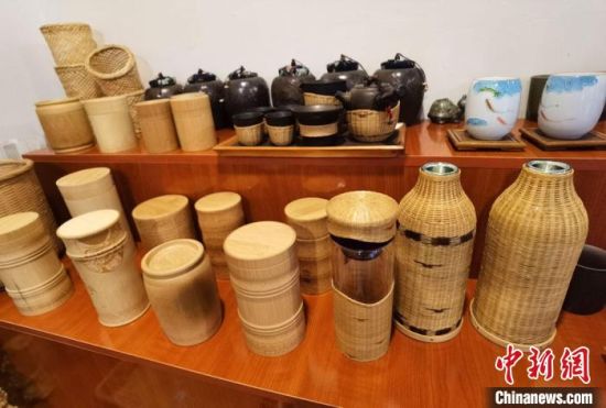 圖為展陳的一件件精致可愛的竹編農(nóng)具工藝品?！●T志軍 攝