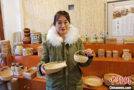 40多種精小玲瓏、純手工制作的新型盛食容器、居家工藝品等，每一件都令人愛不釋手。　馮志軍 攝