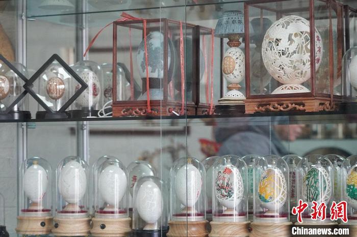 圖為吳義澤收藏柜內的蛋雕作品?！【琶赖ぴ?攝