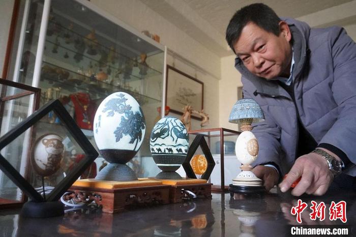 圖為吳義澤展示的最新創(chuàng)作的蛋雕作品?！【琶赖ぴ?攝