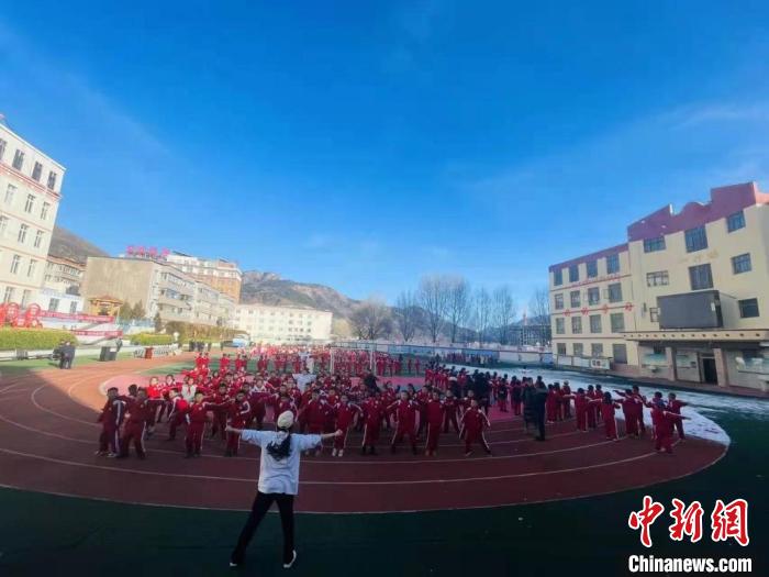 圖為街舞老師教授藏族學(xué)子跳街舞?！￡惿菩?攝