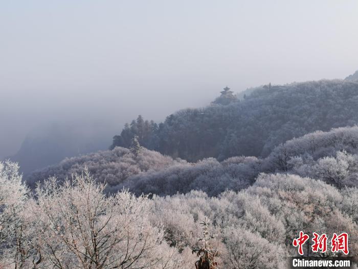 圖為連綿山脈，皆是白色?！⌒煺袢A 攝