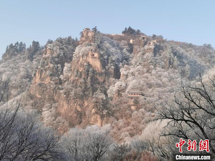 圖為崆峒山霧凇景色。　徐振華 攝